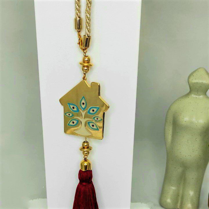 Γούρι 2022 με σπίτι και ματάκια, διακοσμητικά στοιχεία επιχρυσωμένα με 24 καράτια , με σατέν κορδόνι και μεταξωτή φούντα. Μήκος 40 εκ. Ένα πολυτελές γούρι, ιδανικό δώρο για το σπίτι ή το γραφείο