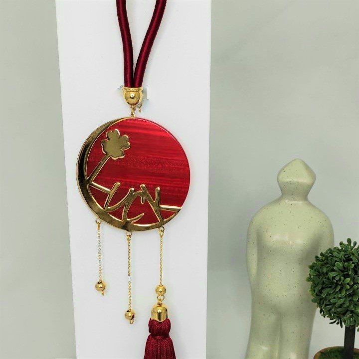 Γούρι 2022 με σμάλτο, Luck και τριφύλλι, διακοσμητικά στοιχεία επιχρυσωμένα με 24 καράτια , με σατέν κορδόνι και μεταξωτή φούντα. Μήκος 36 εκ. Ένα πολυτελές γούρι, ιδανικό δώρο για το σπίτι ή το γραφείο