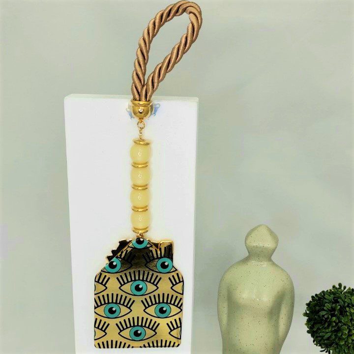 Γούρι 2022 με σπίτι και ματάκια, διακοσμητικά στοιχεία επιχρυσωμένα με 24 καράτια , με σατέν κορδόνι και μεταξωτή φούντα. Μήκος 29εκ. Ένα πολυτελές γούρι, ιδανικό δώρο για το σπίτι ή το γραφείο