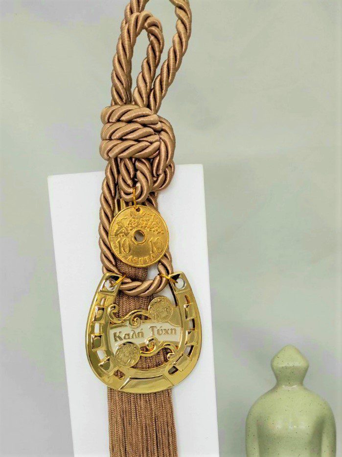 Χειροποίητα γούρια 2022 με τυχερό πέταλο