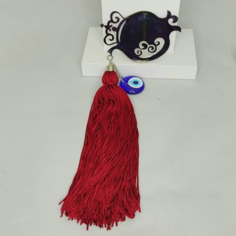 Γούρι 2022 με διάτρητο ρόδι, διακοσμητικά στοιχεία επιχρυσωμένα με 24 καράτια , με σατέν κορδόνι και μεταξωτή φούντα. Μήκος 32. Ένα πολυτελές γούρι, ιδανικό δώρο για το σπίτι ή το γραφείο