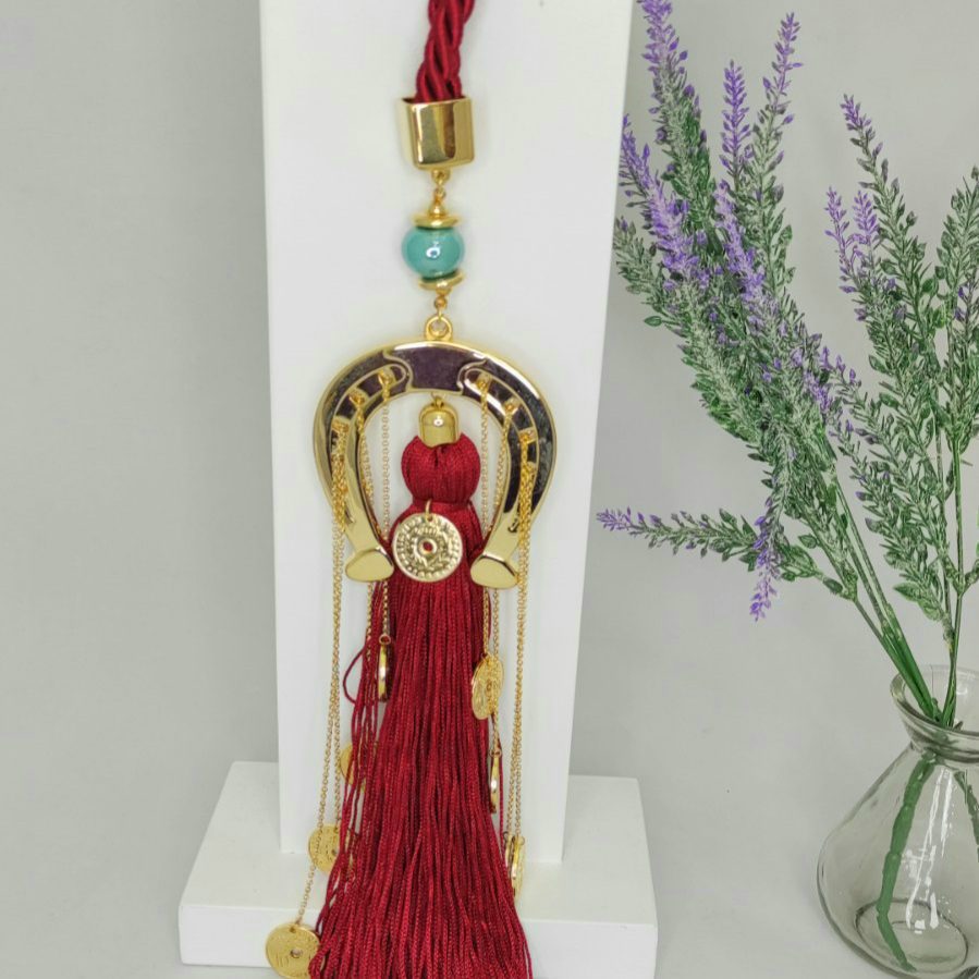 Γούρι 2022 με τυχερό πέταλο, διακοσμητικά στοιχεία επιχρυσωμένα με 24 καράτια , με σατέν κορδόνι και μεταξωτή φούντα. Μήκος 38. Ένα πολυτελές γούρι, ιδανικό δώρο για το σπίτι ή το γραφείο