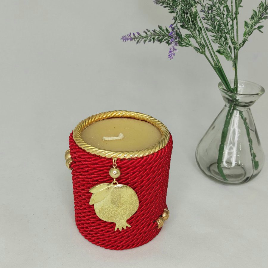 Γούρι 2022 κερί σε θήκη με ρόδι, διακοσμητικά στοιχεία επιχρυσωμένα με 24 καράτια , με σατέν κορδόνι και μεταξωτή φούντα. Μήκος 10Χ8εκ. Ένα πολυτελές γούρι, ιδανικό δώρο για το σπίτι ή το γραφείο