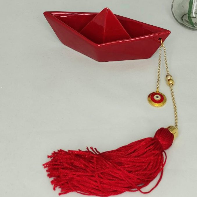 Γούρι 2022 κεραμικό καραβάκι με ματάκι, διακοσμητικά στοιχεία επιχρυσωμένα με 24 καράτια , με σατέν κορδόνι και μεταξωτή φούντα. Μήκος 17Χ10εκ. Ένα πολυτελές γούρι, ιδανικό δώρο για το σπίτι ή το γραφείο