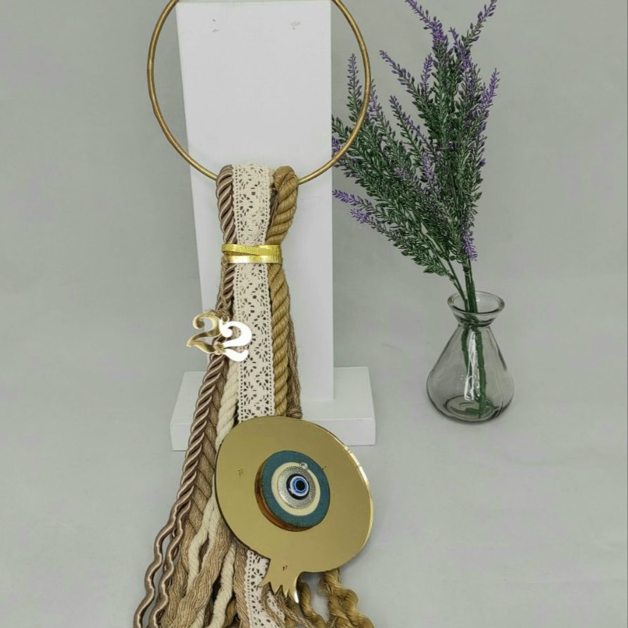 Γούρι 2022 boho style με μάτι, διακοσμητικά στοιχεία επιχρυσωμένα με 24 καράτια , με σατέν κορδόνι και μεταξωτή φούντα. Μήκος 56εκ. Ένα πολυτελές γούρι, ιδανικό δώρο για το σπίτι ή το γραφείο