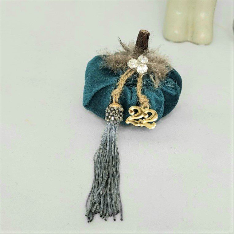 Γούρι 2022 boho style με βελούδινη κολοκύθα, διακοσμητικά στοιχεία επιχρυσωμένα με 24 καράτια , με σατέν κορδόνι και μεταξωτή φούντα. Ένα πολυτελές γούρι, ιδανικό δώρο για το σπίτι ή το γραφείο