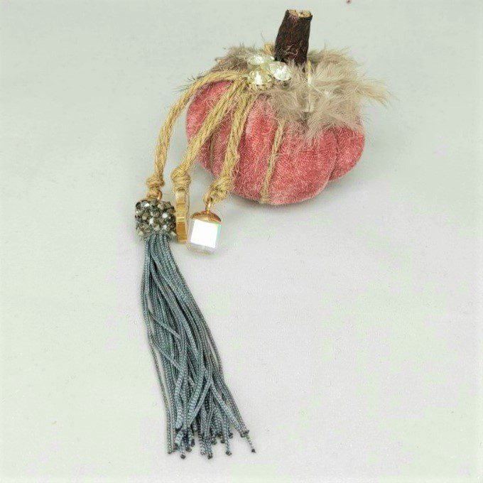 Γούρι 2022 boho style με βελούδινη κολοκύθα, διακοσμητικά στοιχεία επιχρυσωμένα με 24 καράτια , με σατέν κορδόνι και μεταξωτή φούντα. Ένα πολυτελές γούρι, ιδανικό δώρο για το σπίτι ή το γραφείο