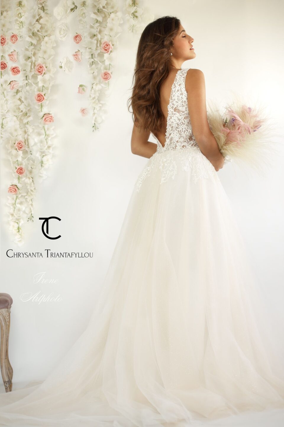 Εντυπωσιακό νυφικό από γαλλικό τούλι με κεντημένο μπούστο