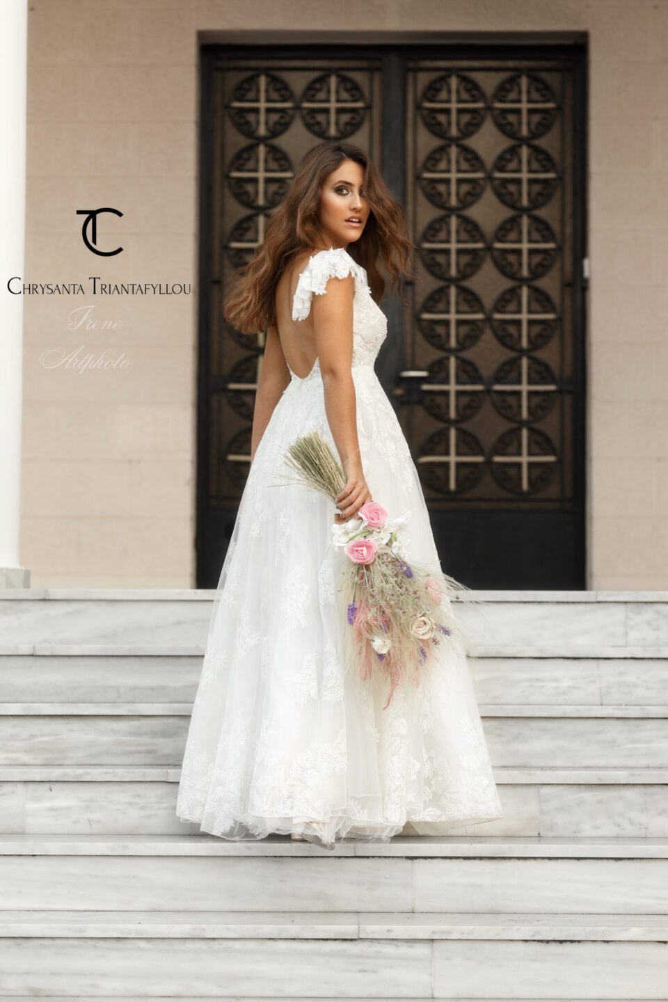 Boho shic νυφικό από γαλλικό τούλι με κεντημένη δαντέλα και ανοιχτή όλη η πλάτη