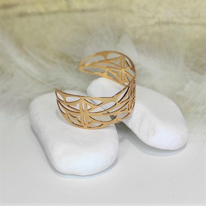 Βραχιόλι διάτρητο επίχρυσο με 24 καράτια. Ανοιχτό από κάτω για την σωστή προσαρμογή του. Χειροποίητη δημιουργία