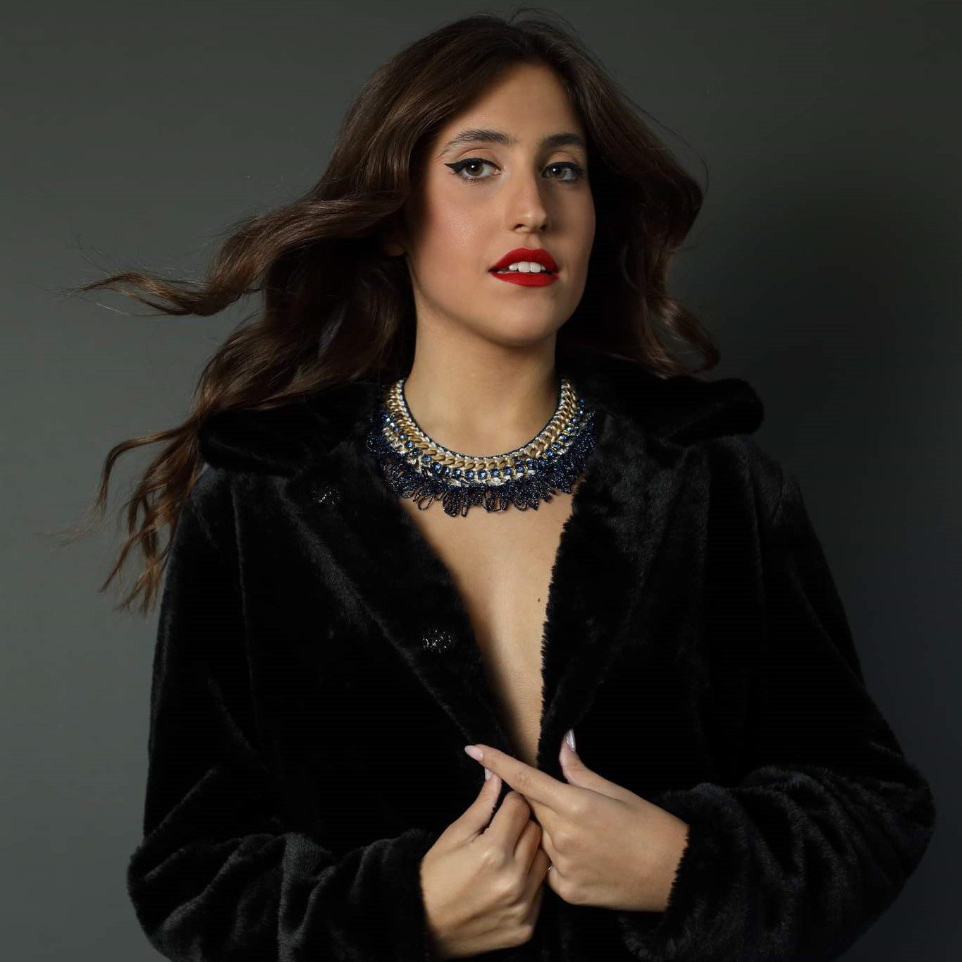 Πλεκτό χειροποίητο κολιέ με strass. Ένα εντυπωσιακό κολιέ και μοναδικό! Προσαρμοζόμενο κούμπωμα. Χειροποίητη δημιουργία