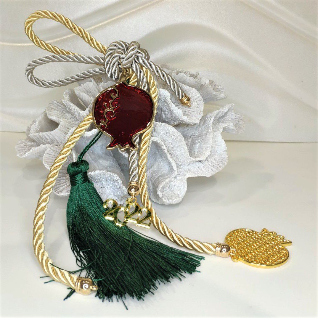 Γούρι 2022 με ρόδια, επιχρυσωμένο, διακοσμημένο με μεταξωτό κορδόνι και/ή φούντα. Μήκος 37 εκ. Ιδανικό δώρο για το σπίτι ή το γραφείο