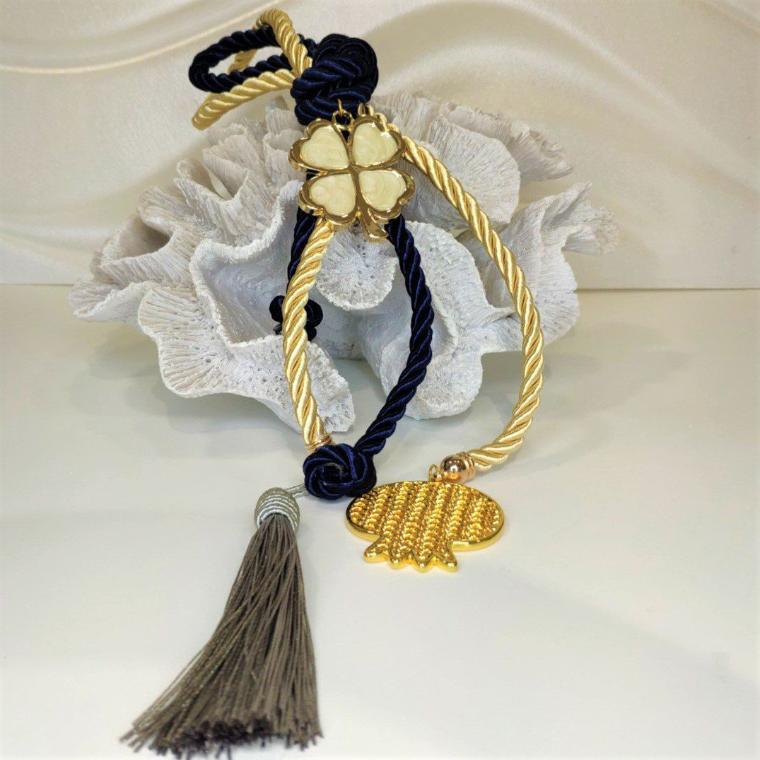 Γούρι 2022 με ρόδι και τυχερό τριφύλλι , επιχρυσωμένο, διακοσμημένο με μεταξωτό κορδόνι και/ή φούντα. Μήκος 37 εκ. Ιδανικό δώρο για το σπίτι ή το γραφείο