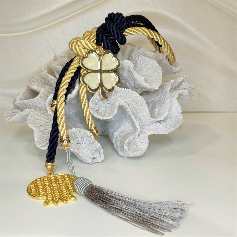 Γούρι 2022 με ρόδι και τυχερό τριφύλλι , επιχρυσωμένο, διακοσμημένο με μεταξωτό κορδόνι και/ή φούντα. Μήκος 37 εκ. Ιδανικό δώρο για το σπίτι ή το γραφείο