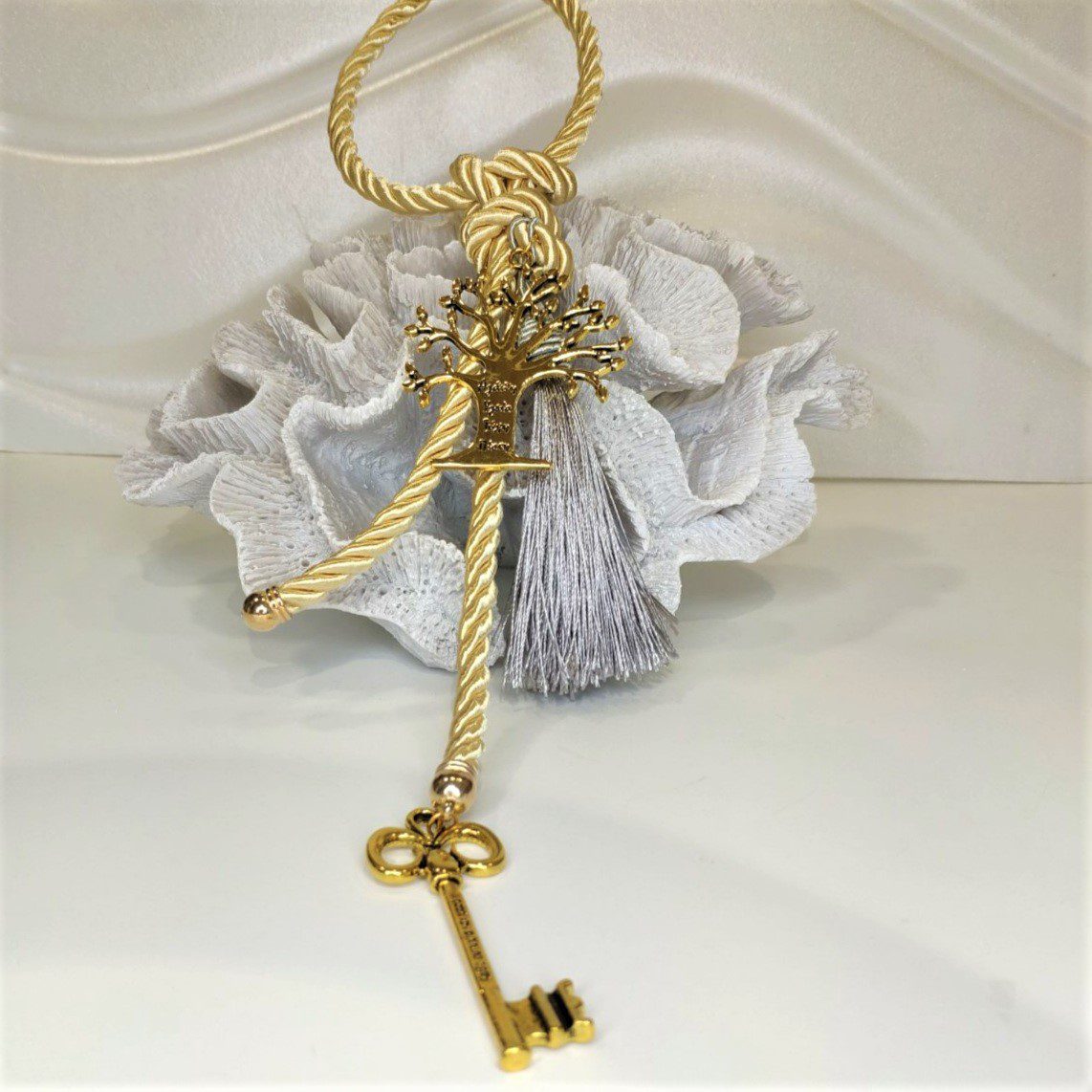 Γούρι 2022 με το δέντρο της ζωής, επιχρυσωμένο, διακοσμημένο με μεταξωτό κορδόνι και/ή φούντα. Μήκος 27 εκ. Ιδανικό δώρο για το σπίτι ή το γραφείο