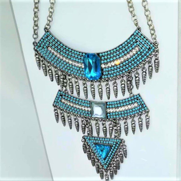 Εντυπωσιακό περιδέραιο με στρας χάντρες και ατσάλι. Μήκος 30εκ. με προσαρμοζόμενο μήκος στο κλείσιμο. Χειροποίητη δημιουργία