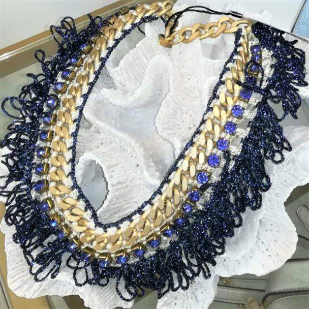 Πλεκτό χειροποίητο κολιέ με strass. Ένα εντυπωσιακό κολιέ και μοναδικό! Προσαρμοζόμενο κούμπωμα. Χειροποίητη δημιουργία