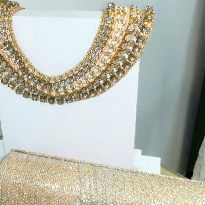 Πλεκτό χειροποίητο κολιέ με strass. Ένα εντυπωσιακό κολιέ και μοναδικό! Προσαρμοζόμενο κούμπωμα. Χειροποίητη δημιουργία