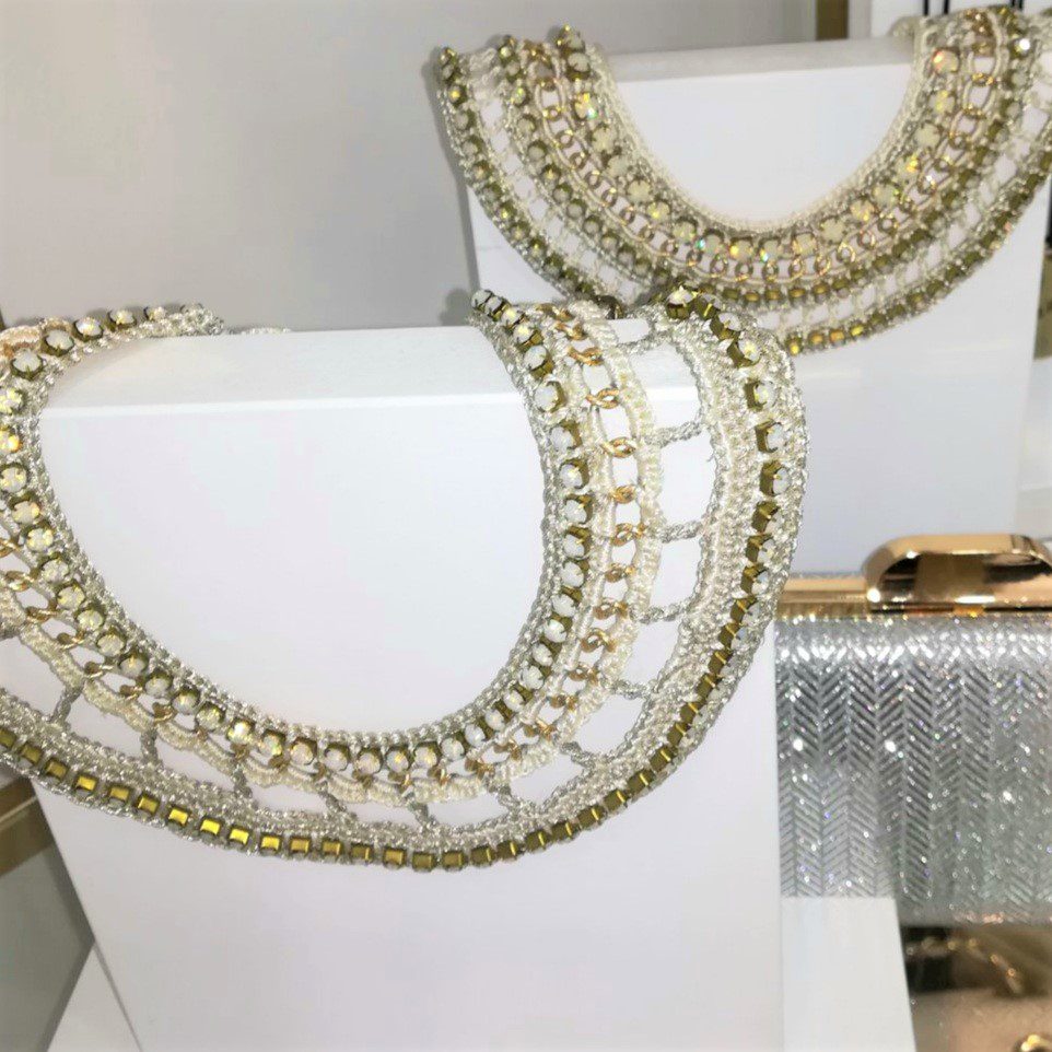 Πλεκτό χειροποίητο κολιέ με strass. Ένα εντυπωσιακό κολιέ και μοναδικό! Προσαρμοζόμενο κούμπωμα. Χειροποίητη δημιουργία