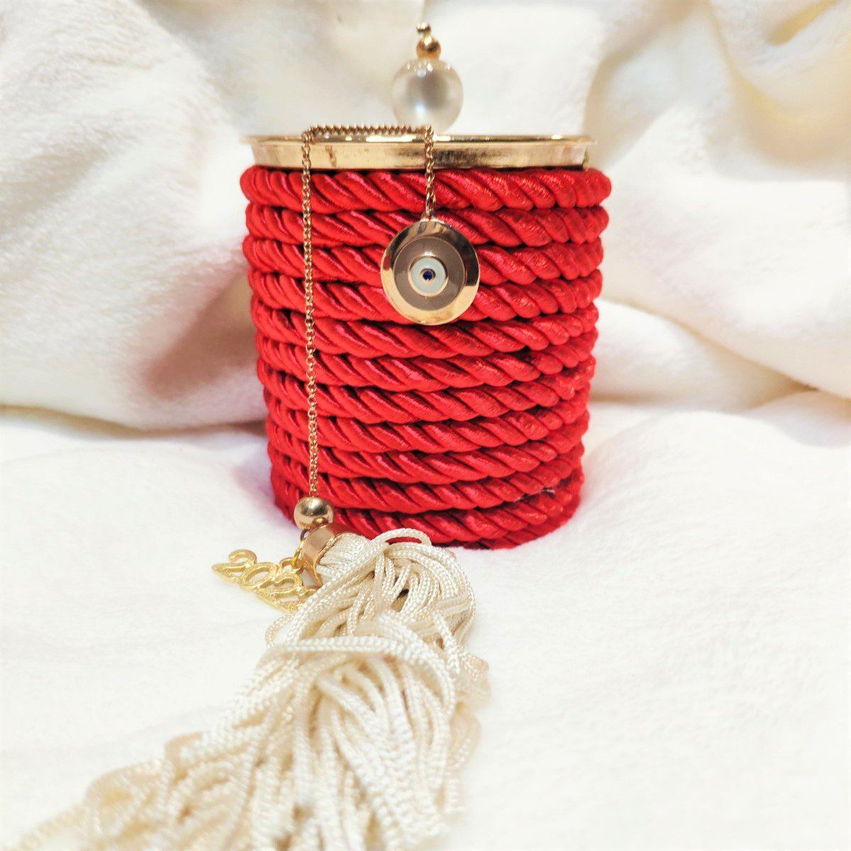 Γούρι 2022 κερί κανέλα με καπάκι και γούρι ματάκι, με σατέν κορδόνι και μεταξωτή φούντα. Ύψος  10εκ. Ένα πολυτελές γούρι, ιδανικό δώρο για το σπίτι ή το γραφείο. Ένα υπέροχο γιορτινό δώρο για τα αγαπημένα μας πρόσωπα!