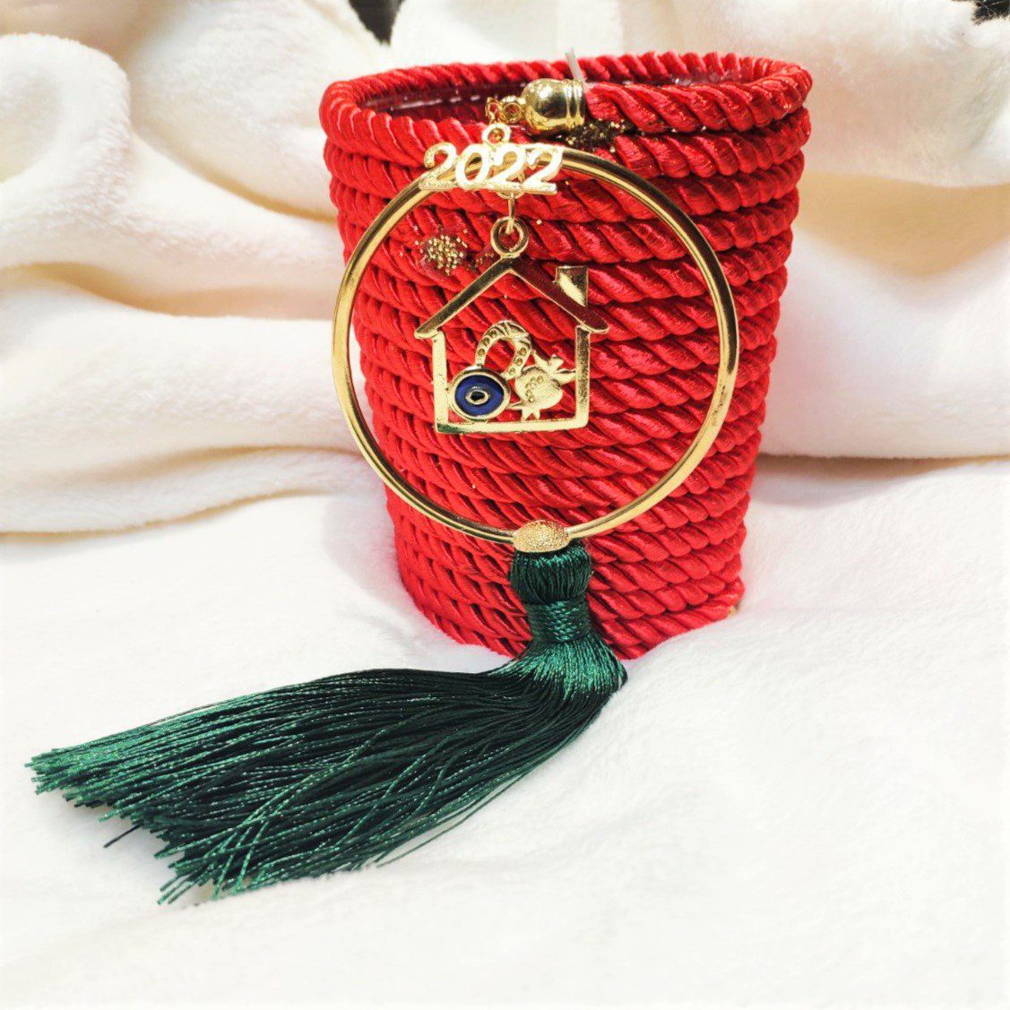 Γούρι 2022 κερί κανέλα με στεφανάκι ευχών με σπιτάκι, πέταλο, ρόδι και ματάκι, με σατέν κορδόνι και μεταξωτή φούντα. Ύψος  13εκ. Ένα πολυτελές γούρι, ιδανικό δώρο για το σπίτι ή το γραφείο. Ένα υπέροχο γιορτινό δώρο για τα αγαπημένα μας πρόσωπα! Ανακάλυψε όλη τη συλλογή μας  σε Χειροποίητα Γούρια 2022 