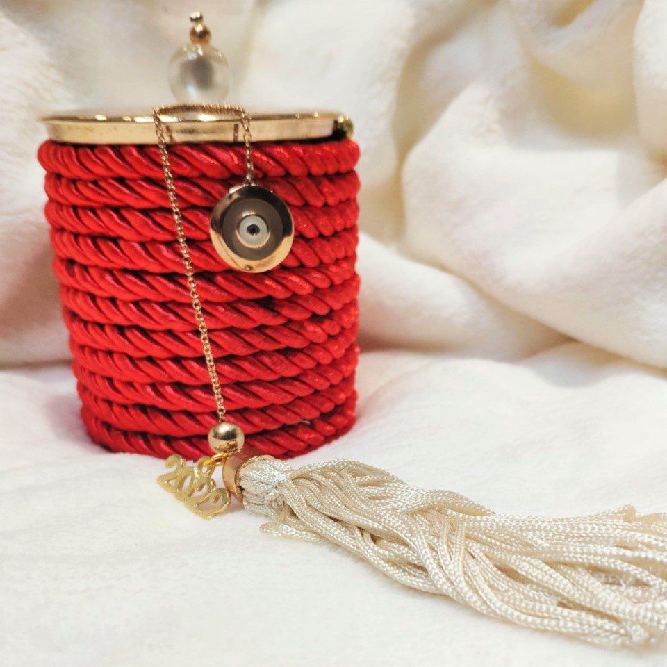 Γούρι 2022 κερί κανέλα με καπάκι και γούρι ματάκι, με σατέν κορδόνι και μεταξωτή φούντα. Ύψος  10εκ. Ένα πολυτελές γούρι, ιδανικό δώρο για το σπίτι ή το γραφείο. Ένα υπέροχο γιορτινό δώρο για τα αγαπημένα μας πρόσωπα!