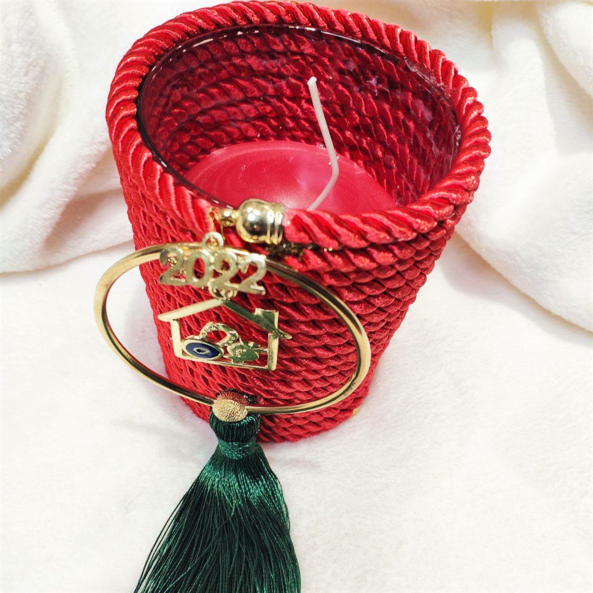 Γούρι 2022 κερί κανέλα με στεφανάκι ευχών με σπιτάκι, πέταλο, ρόδι και ματάκι, με σατέν κορδόνι και μεταξωτή φούντα. Ύψος  13εκ. Ένα πολυτελές γούρι, ιδανικό δώρο για το σπίτι ή το γραφείο. Ένα υπέροχο γιορτινό δώρο για τα αγαπημένα μας πρόσωπα! Ανακάλυψε όλη τη συλλογή μας  σε Χειροποίητα Γούρια 2022 