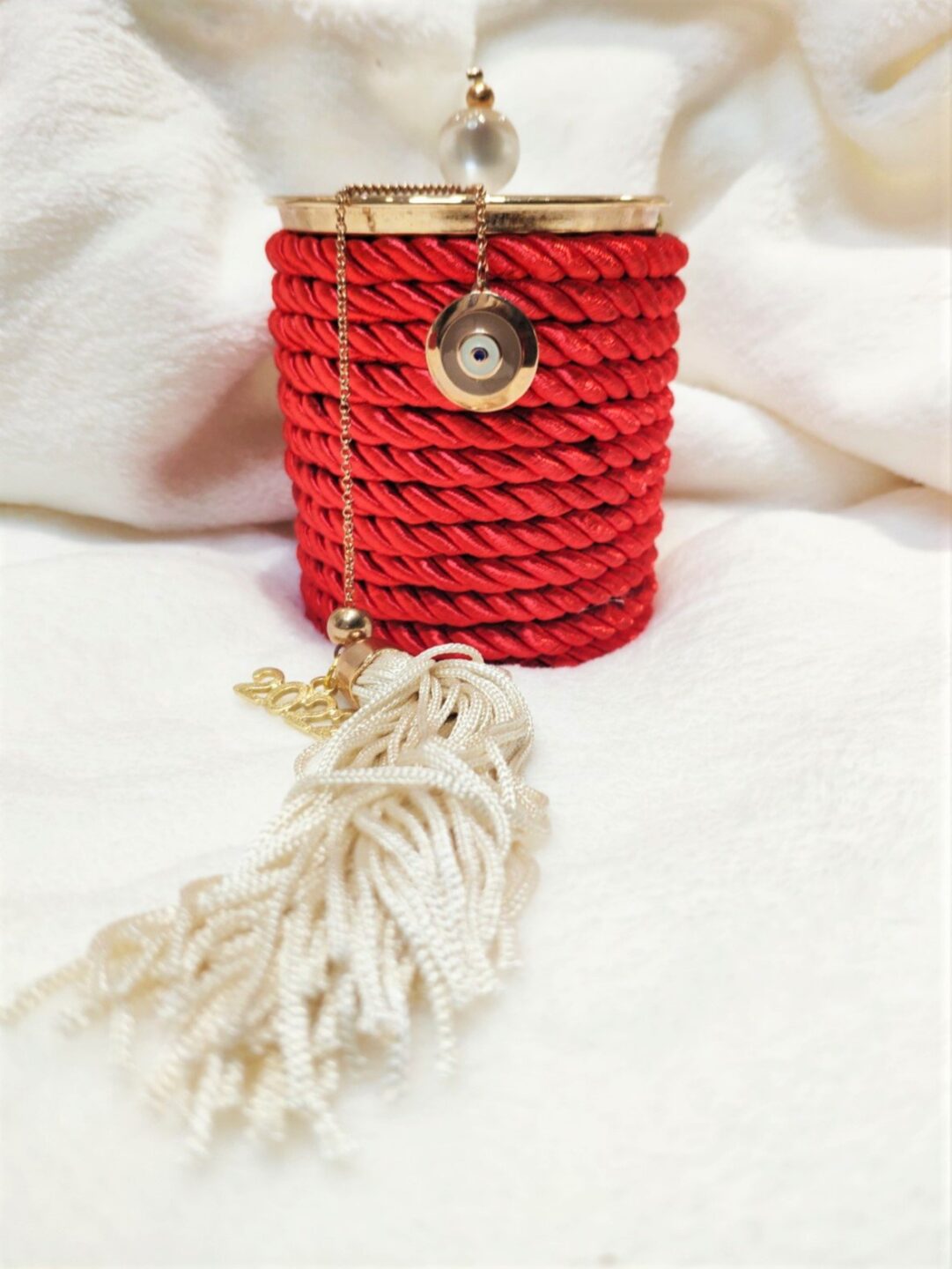 20211214_163815 Γούρι 2022 κερί κανέλα με καπάκι και γούρι ματάκι, με σατέν κορδόνι και μεταξωτή φούντα. Ύψος 10εκ. Ένα πολυτελές γούρι, ιδανικό δώρο για το σπίτι ή το γραφείο. Ένα υπέροχο γιορτινό δώρο για τα αγαπημένα μας πρόσωπα!