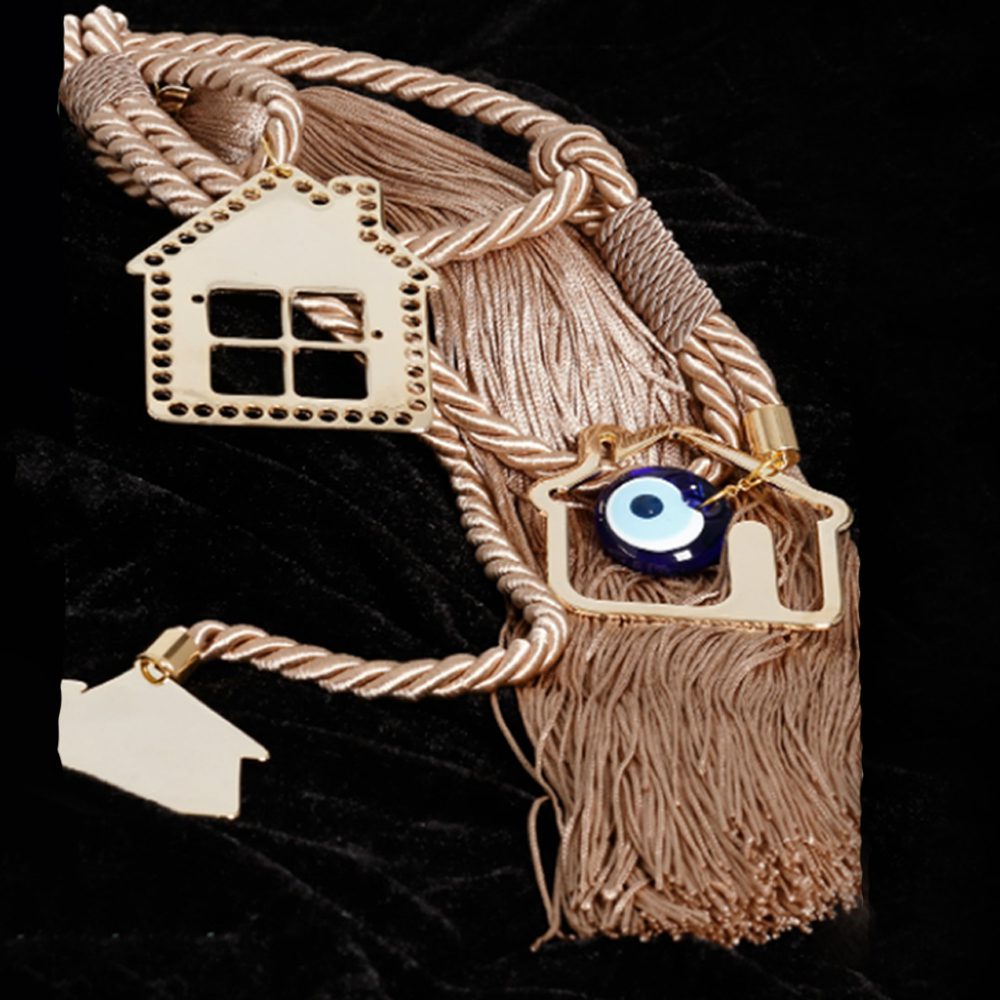 Γούρι 2022 με 3 σπιτάκια και μάτι, διακοσμητικά στοιχεία επιχρυσωμένα με 24 καράτια , με σατέν κορδόνι και μεταξωτή φούντα. Ένα πολυτελές γούρι, ιδανικό δώρο για το σπίτι ή το γραφείο. Ένα υπέροχο γιορτινό δώρο για τα αγαπημένα μας πρόσωπα!