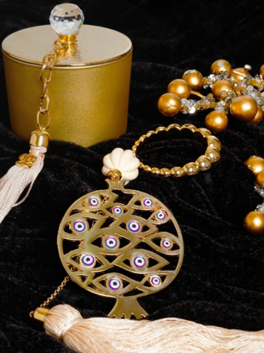 Γούρι 2022 με ρόδι και ματάκια, διακοσμητικά στοιχεία επιχρυσωμένα με 24 καράτια , με σατέν κορδόνι και μεταξωτή φούντα. Μήκος 47εκ. Ένα πολυτελές γούρι, ιδανικό δώρο για το σπίτι ή το γραφείο. Ένα υπέροχο γιορτινό δώρο για τα αγαπημένα μας πρόσωπα!