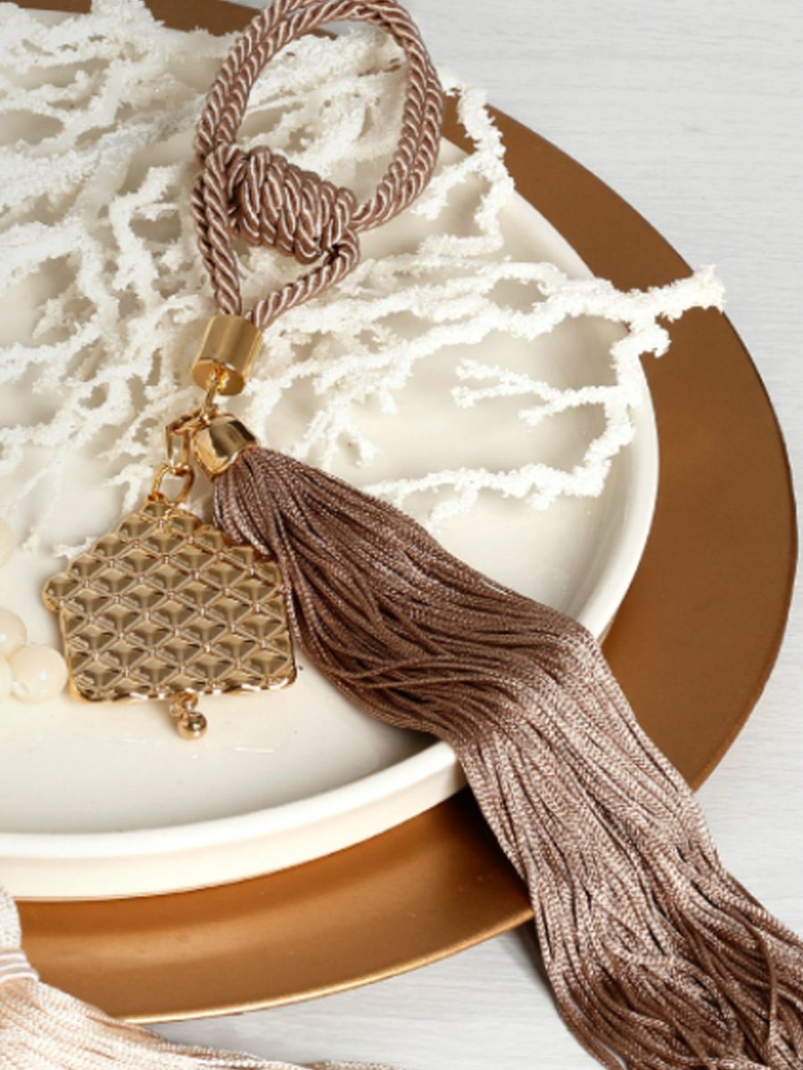 Γούρι 2022 με σπιτάκι, διακοσμητικά στοιχεία επιχρυσωμένα με 24 καράτια , με σατέν κορδόνι και μεταξωτή φούντα. Μήκος 34εκ. Ένα πολυτελές γούρι, ιδανικό δώρο για το σπίτι ή το γραφείο. Ένα υπέροχο γιορτινό δώρο για τα αγαπημένα μας πρόσωπα!