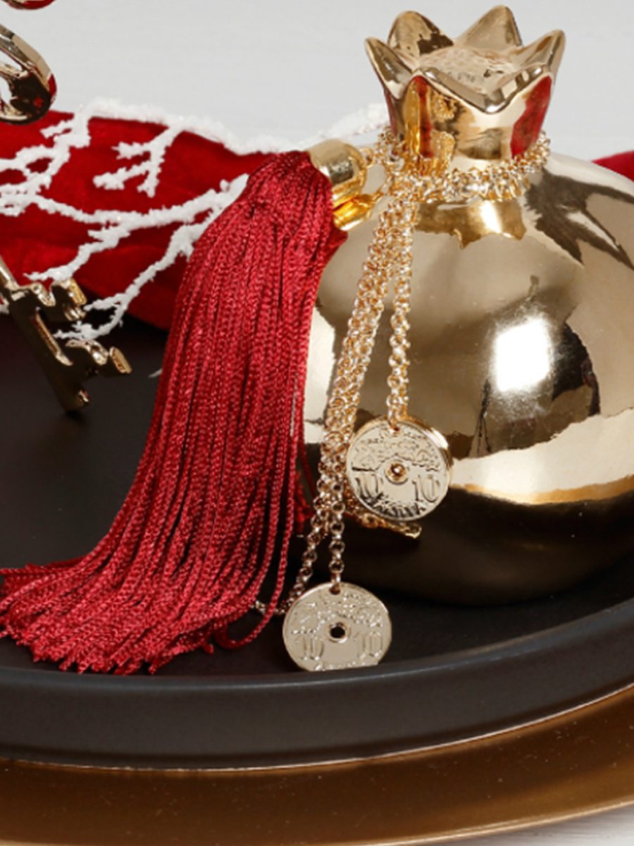 Γούρι 2022 κεραμικό ρόδι με τυχερές δεκάρες, διακοσμητικά στοιχεία επιχρυσωμένα με 24 καράτια , με σατέν κορδόνι και μεταξωτή φούντα. Ύψος 10εκ. Ένα πολυτελές γούρι, ιδανικό δώρο για το σπίτι ή το γραφείο. Ένα υπέροχο γιορτινό δώρο για τα αγαπημένα μας πρόσωπα!