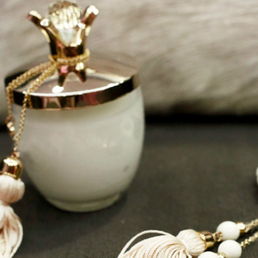 263237196_4449502091764326_5296553147800019453_n Γούρι 2022 επίχρυσο με 24Κ κερί με καπάκι και κρύσταλλο, διακοσμητικά στοιχεία επιχρυσωμένα με 24 καράτια , με σατέν κορδόνι και μεταξωτή φούντα. Μήκος 30εκ. Ένα πολυτελές γούρι, ιδανικό δώρο για το σπίτι ή το γραφείο. Ένα υπέροχο γιορτινό δώρο για τα αγαπημένα μας πρόσωπα!