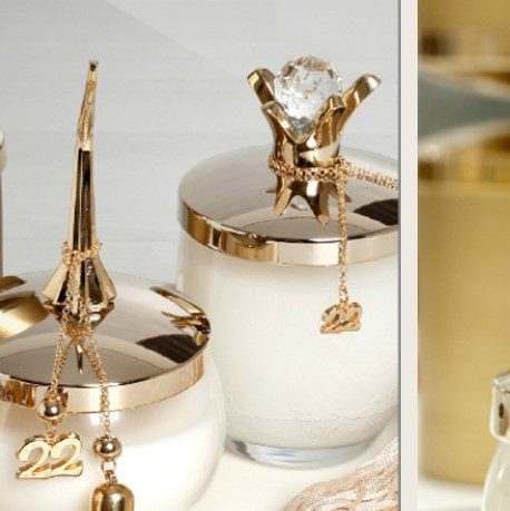 Γούρι 2022 επίχρυσο με 24Κ κερί με καπάκι και κρύσταλλο, διακοσμητικά στοιχεία επιχρυσωμένα με 24 καράτια , με σατέν κορδόνι και μεταξωτή φούντα. Μήκος 30εκ. Ένα πολυτελές γούρι, ιδανικό δώρο για το σπίτι ή το γραφείο. Ένα υπέροχο γιορτινό δώρο για τα αγαπημένα μας πρόσωπα!