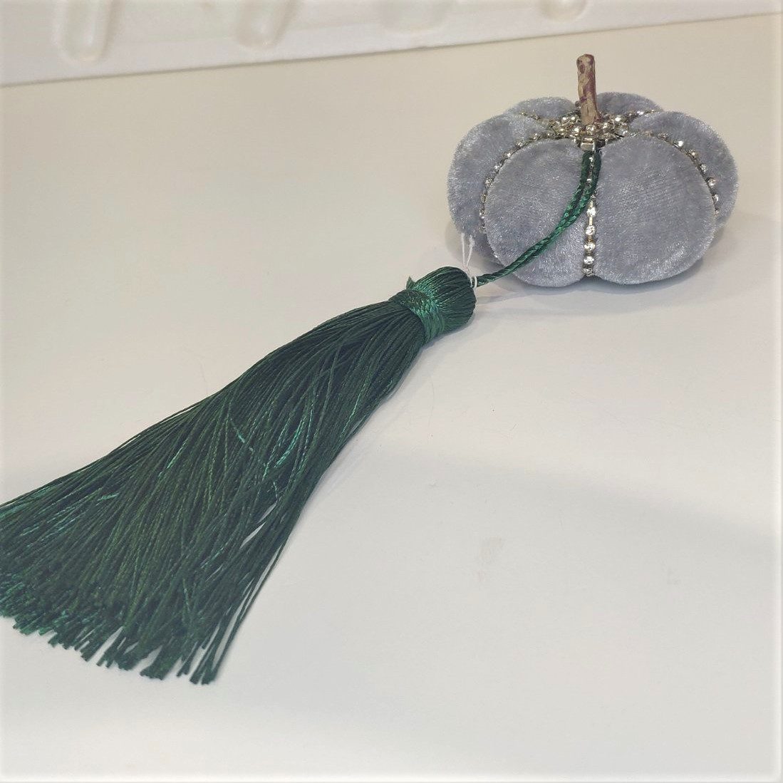 Γούρι 2022 μικρή βελούδινη κολοκύθα με ρόδι, διακοσμημένο με μεταξωτό κορδόνι και/ή φούντα. Ιδανικό δώρο για το σπίτι ή το γραφείο