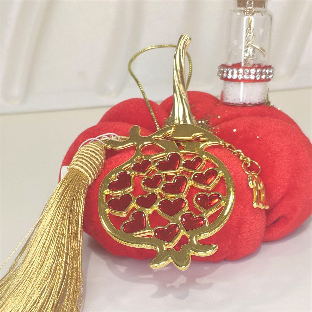 IMG-20ec4ee7981419a09dcb2e85c2112a71-V Γούρι 2022 μεγάλη βελούδινη κολοκύθα με ρόδι, επιχρυσωμένο, διακοσμημένο με μεταξωτό κορδόνι και/ή φούντα. Ιδανικό δώρο για το σπίτι ή το γραφείο