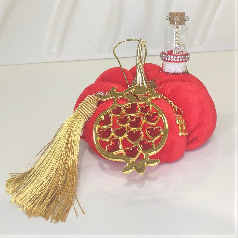 Γούρι 2022 μεγάλη βελούδινη κολοκύθα με ρόδι, επιχρυσωμένο, διακοσμημένο με μεταξωτό κορδόνι και/ή φούντα. Ιδανικό δώρο για το σπίτι ή το γραφείο