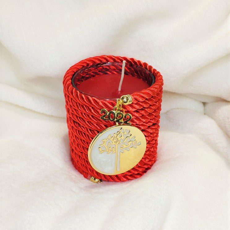 Γούρι 2022 κερί κανέλα με το δέντρο της ζωής, με σατέν κορδόνι και μεταξωτή φούντα. Ύψος  13εκ. Ένα πολυτελές γούρι, ιδανικό δώρο για το σπίτι ή το γραφείο. Ένα υπέροχο γιορτινό δώρο για τα αγαπημένα μας πρόσωπα! Ανακάλυψε όλη τη συλλογή μας  σε Χειροποίητα Γούρια 2022 