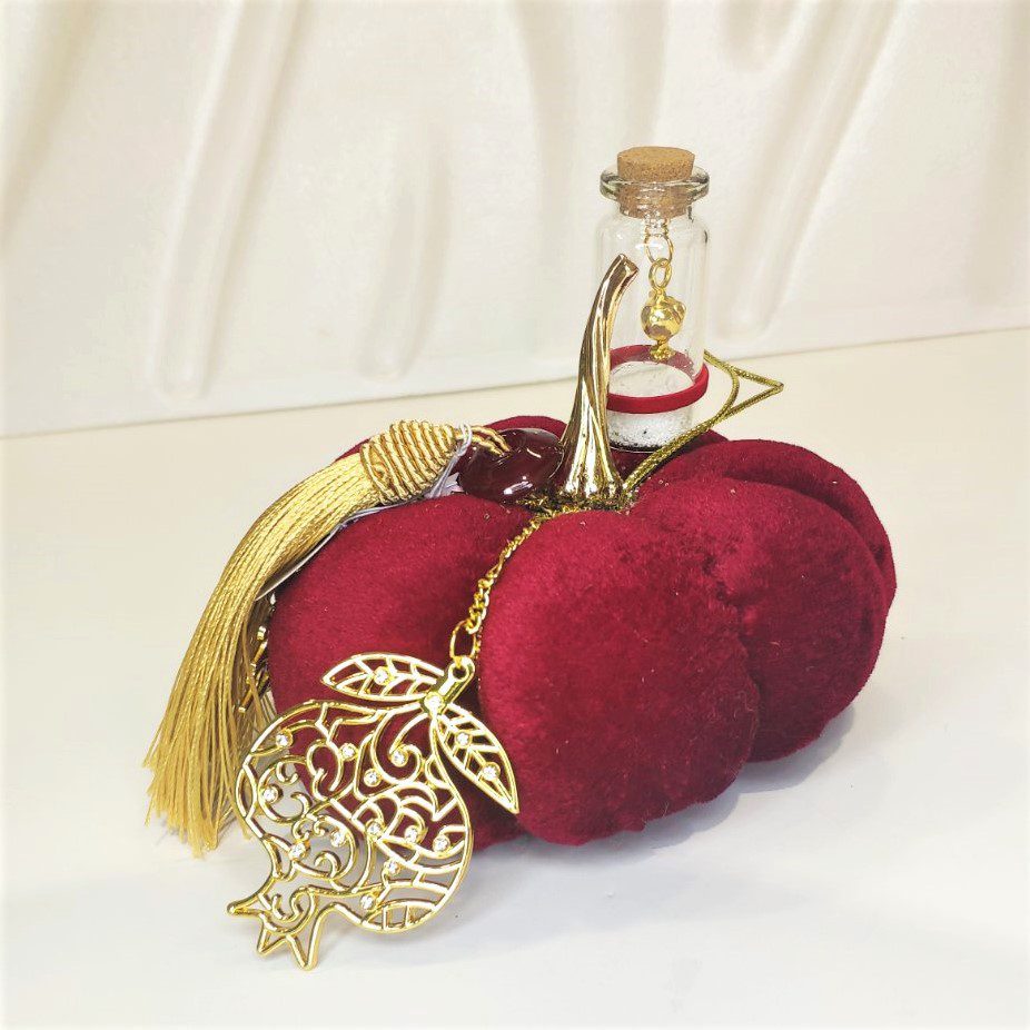 Γούρι 2022 βελούδινη κολοκύθα με ρόδι, επιχρυσωμένο, διακοσμημένο με μεταξωτό κορδόνι και/ή φούντα. Ιδανικό δώρο για το σπίτι ή το γραφείο