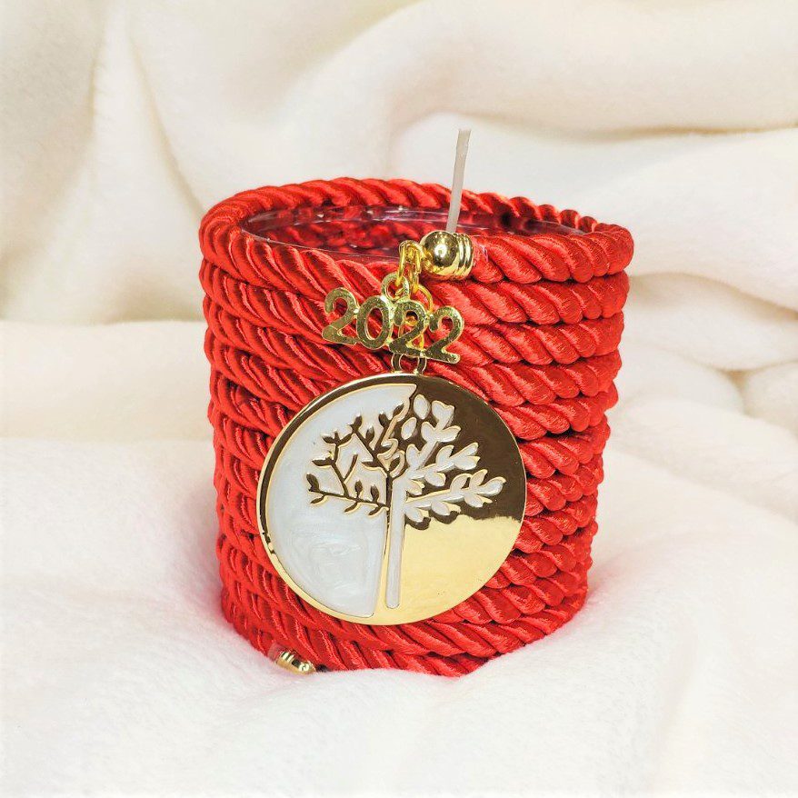 Γούρι 2022 κερί κανέλα με το δέντρο της ζωής, με σατέν κορδόνι και μεταξωτή φούντα. Ύψος  13εκ. Ένα πολυτελές γούρι, ιδανικό δώρο για το σπίτι ή το γραφείο. Ένα υπέροχο γιορτινό δώρο για τα αγαπημένα μας πρόσωπα! Ανακάλυψε όλη τη συλλογή μας  σε Χειροποίητα Γούρια 2022 