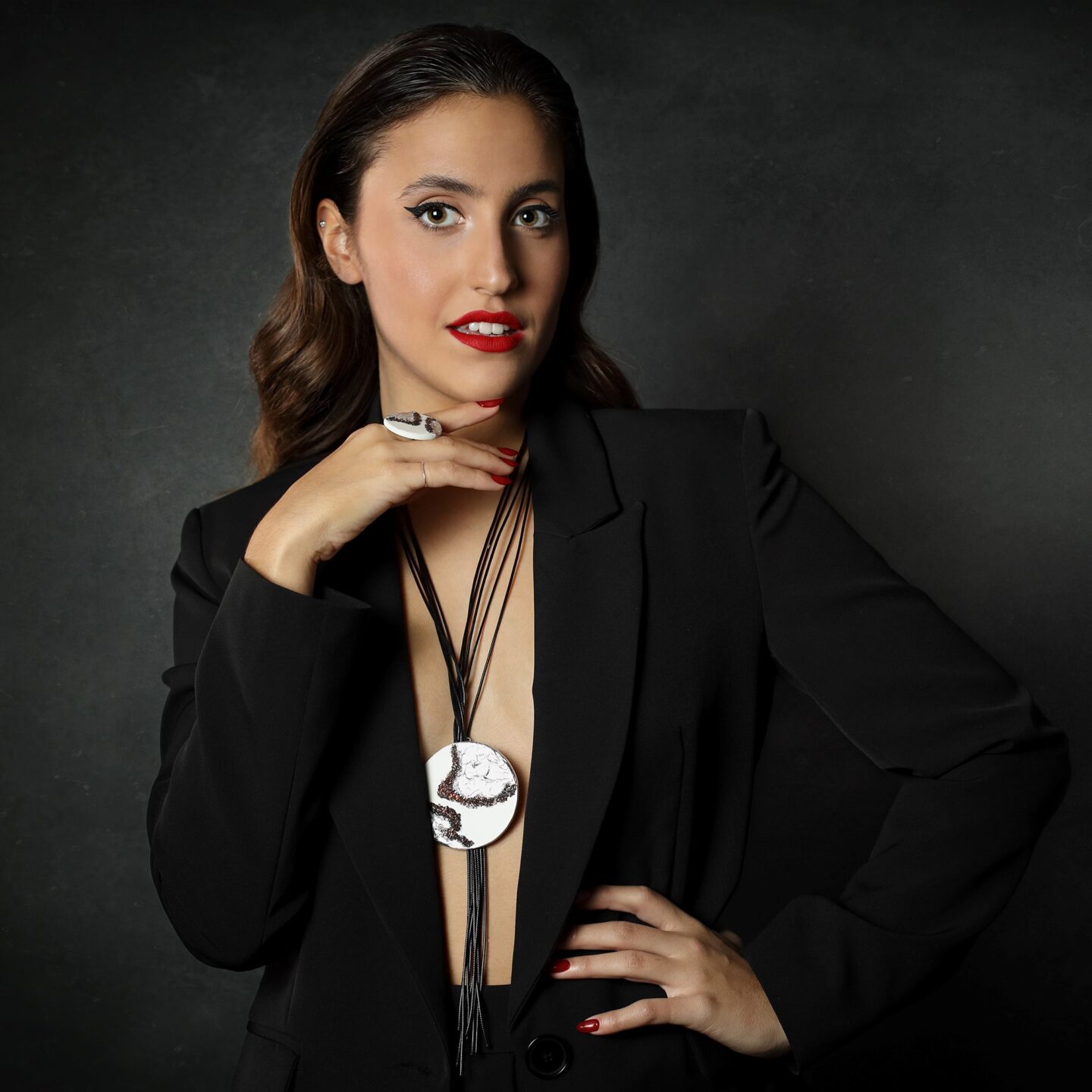 Χειροποίητο κολιέ με ξύλο, ατσάλι και ρινίσματα swarovski. Χειροποίητη δημιουργία