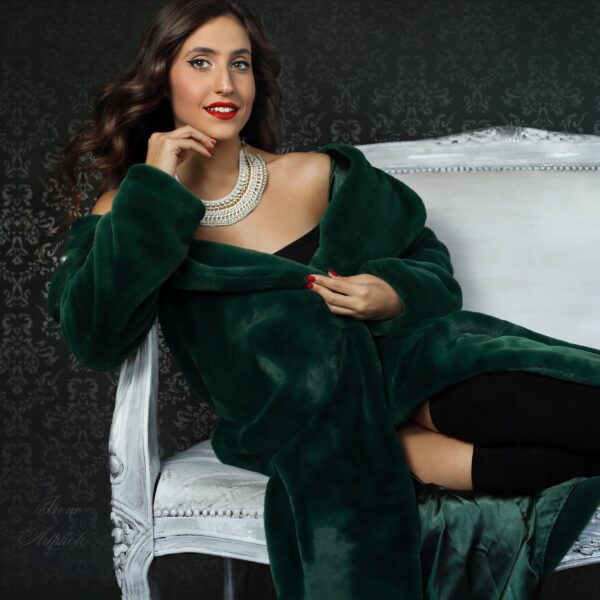 Πλεκτό χειροποίητο κολιέ με strass. Ένα εντυπωσιακό κολιέ και μοναδικό! Προσαρμοζόμενο κούμπωμα. Χειροποίητη δημιουργία