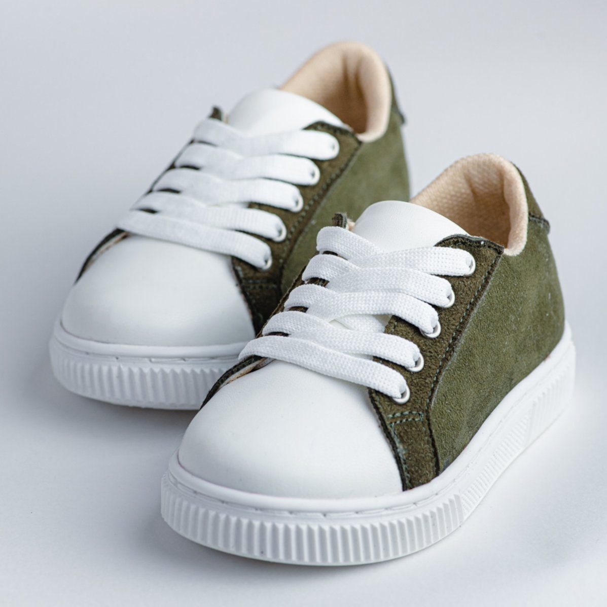 Βαπτιστικά παπούτσια τύπου sneakers, σε άσπρο με σκούρο πράσινο