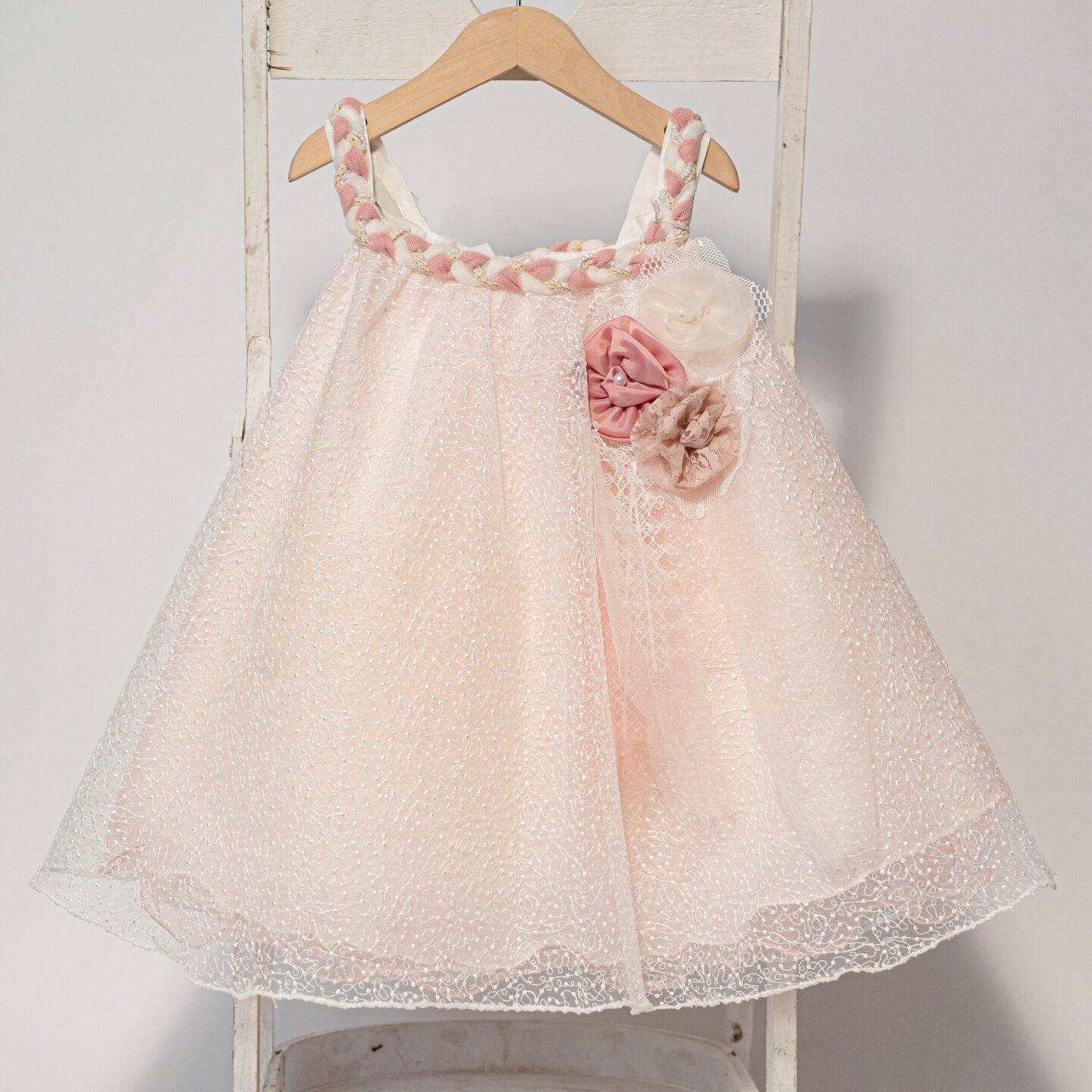 Ρομαντικό βαπτιστικό φόρεμα σε απαλό ροζ διακοσμημένο με χειροποίητα λουλούδια