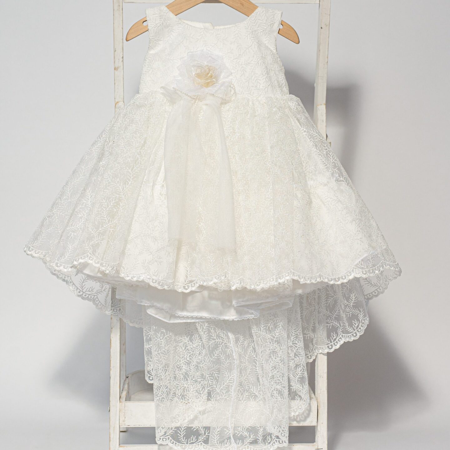 Vintage βαπτιστικό φόρεμα σε λευκή δαντέλα με ουρά