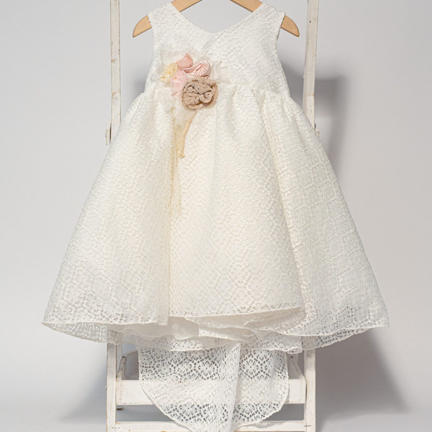 Vintage βαπτιστικό φόρεμα με ουρά σε λευκή δαντέλα