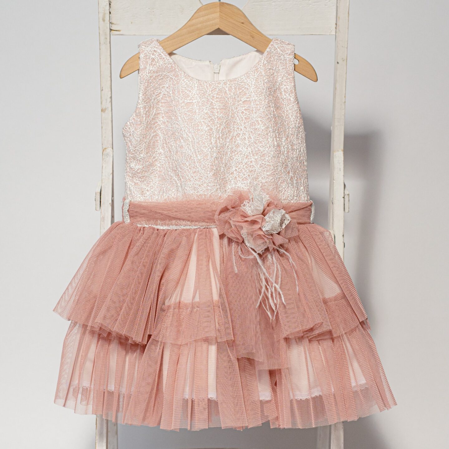 Boho βαπτιστικό φόρεμα με βολάν σε σάπιο μήλο