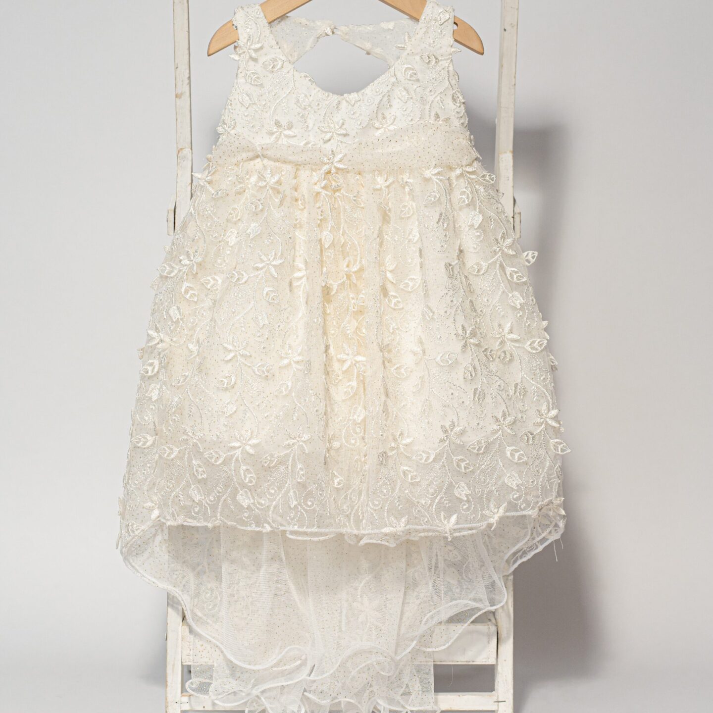 Vintage βαπτιστικό φόρεμα με ουρά σε εκρού δαντέλα