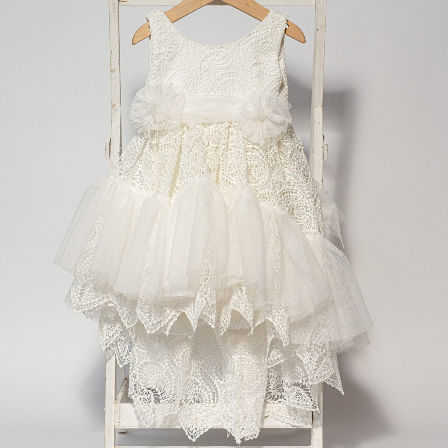 Boho βαπτιστικό φόρεμα με ουρά σε λευκή δαντέλα