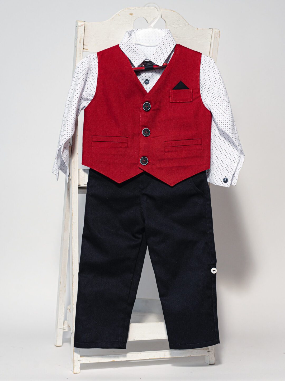 Βαπτιστικό κοστούμι με γιλέκο και παπιγιόν, σε μπλε με κόκκινο. Σε περίπτωση έλλειψης αποθέματος απαιτούνται έως 15 εργάσιμες για την παραγωγή του Δείτε όλη τη συλλογή μας σε Βαπτιστικά για αγόρι 